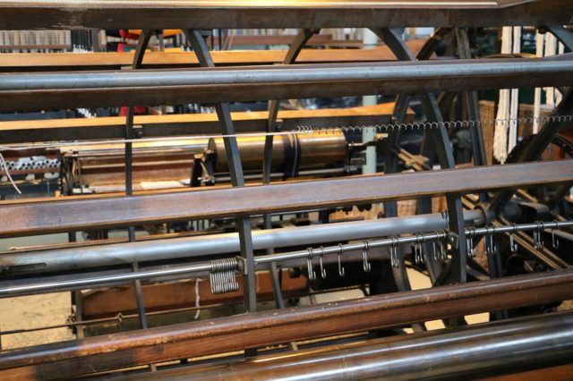 Поняття про розрахунок прямокутної пластинки й нескінченної смуги на пружній основі. Основні рівняння вигину круглої пластинки (реферат)