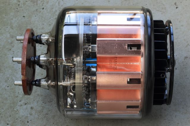 Широкополосный усилитель с подъемом АЧХ